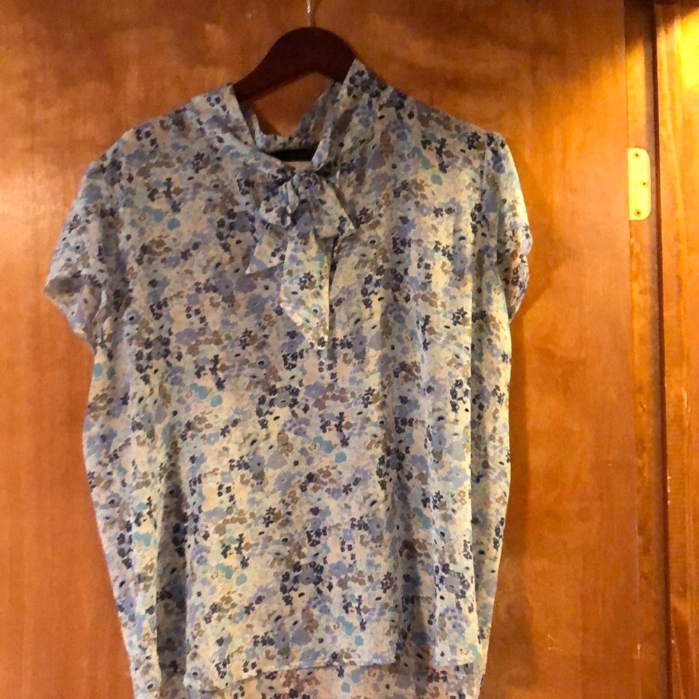 Ann Taylor loft floral blue shrt sleeve bow